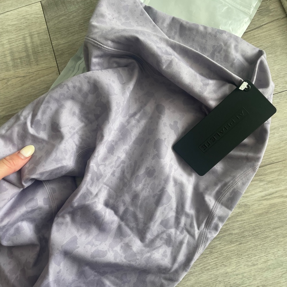 Alphalete SURFACE POWER LEGGING
Pebble Print Misty Lilac